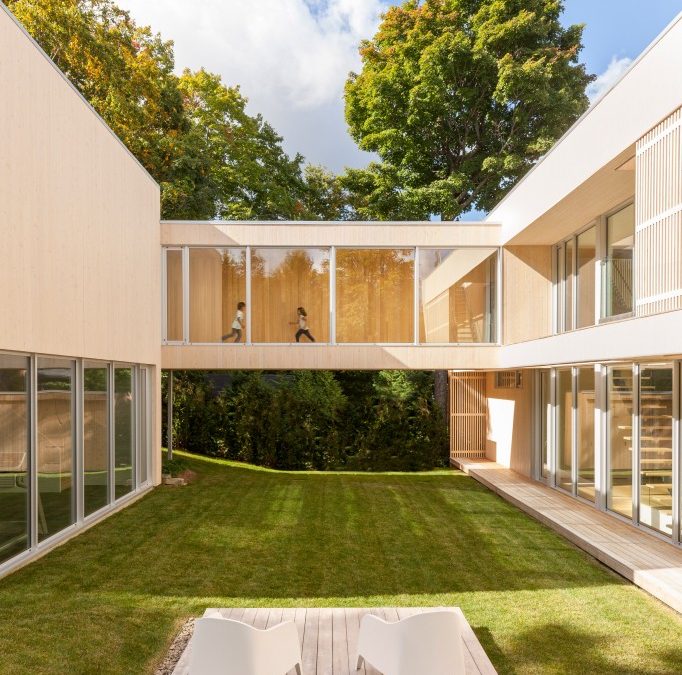 Lakeside residence in rural Quebec