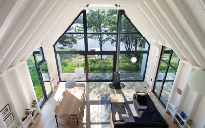 YH2’s cabin by a lake in Quebec