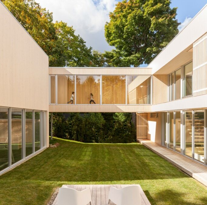 Lakeside residence in rural Quebec